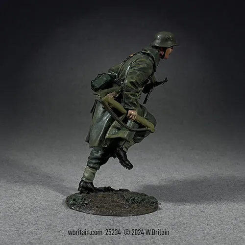 25234 - German Grenadier Running in Greatcoat With Spare MG 42 Barrel, 1943-45